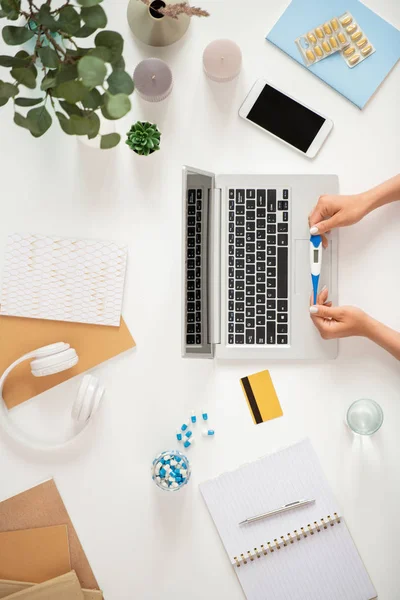 Syn Mänskliga Händer Med Termometer Över Laptop Knappsats Kommer Att — Stockfoto