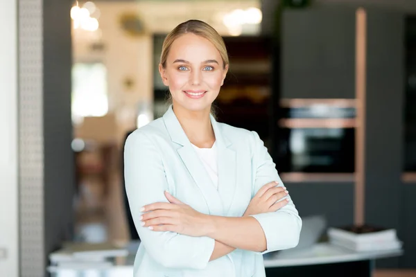 Young Female Business Leader Her Arms Crossed Chest Standing Front — Stock Photo, Image