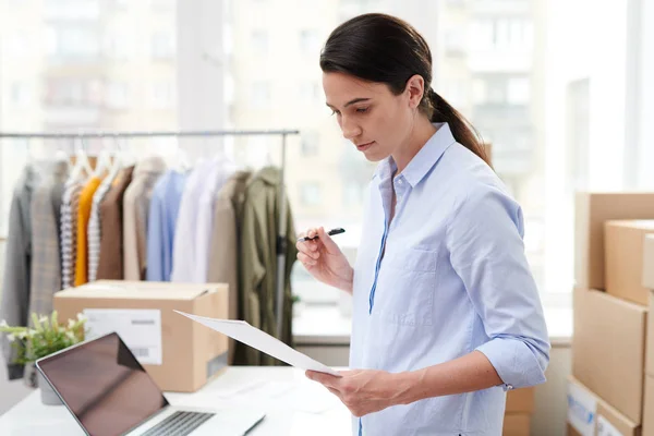 Ganska Ung Chef För Online Shop Läsa Papper Med Förteckning — Stockfoto