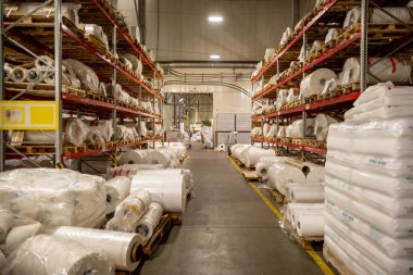 Polietilen film haddelenmiş ve paketlenmiş bobinrafları ile büyük modern kimyasal üretim fabrikası Depo