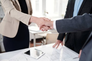 Toplantı sırasında mühendislik projesi yle ilgili ortaklık tartışırken plan ve taslaklar üzerinde el sıkışırken iş adamlarının kapatılması, kopya alanı