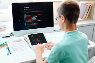 Ödev üzerinde çalışırken ve seminer için rapor hazırlarken bilgisayar tuş takımı üzerinde yazma ortaokul mobil öğrenci