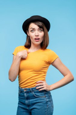 Genç kafası karışmış kadın kendisine bir şey sorulup soruldu meğer anlamaya çalışırken kendini işaret ediyor