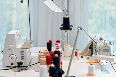 Çağdaş terzi veya terzi işyerinde dikiş işgali için nesne ve ekipman grubu