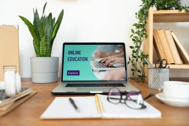 Ev ofis müdürü, öğrenci veya tasarımcının başarılı çalışması için gerekli dizüstü bilgisayar ve diğer malzemeler