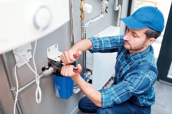 Jovem Vestuário Trabalho Usando Alicates Durante Instalação Sistema Filtragem Água — Fotografia de Stock