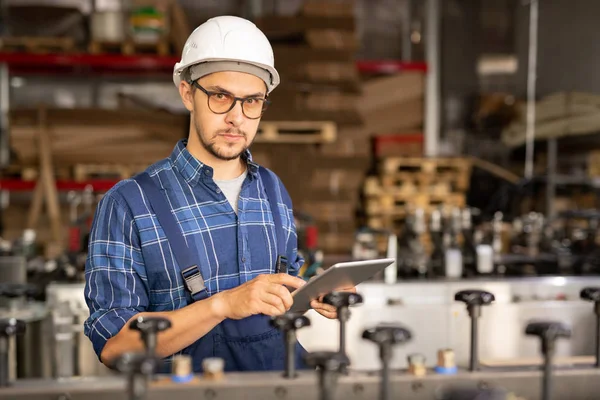 Jeune Employé Sérieux Usine Industrielle Défilant Dans Pavé Tactile Tout — Photo