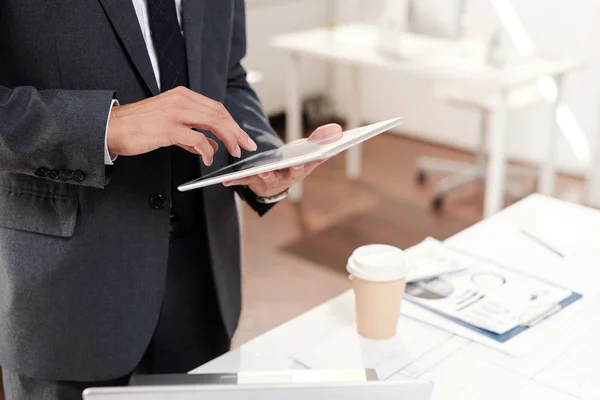Cropped Shot Unrecognizable Successful Businessman Holding Digital Tablet Workplace Copy — Stock Photo, Image