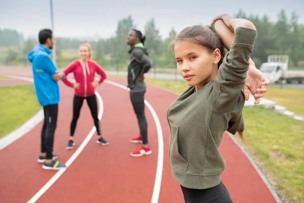 Menina Desportiva Activewear Preparando Para Maratona Enquanto Faz Exercício Aquecimento — Fotografia de Stock