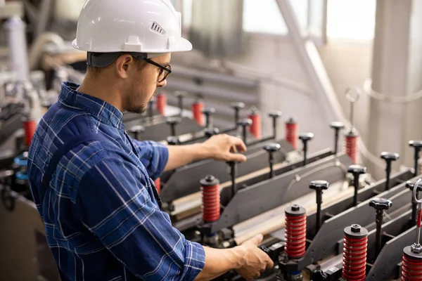 Ingeniero Contemporáneo Casco Protector Pruebas Ropa Trabajo Nuevo Equipo Industrial —  Fotos de Stock