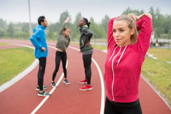 Jovem Esportista Loira Feliz Fazendo Exercício Aquecimento Estádio Fundo Seus — Fotografia de Stock