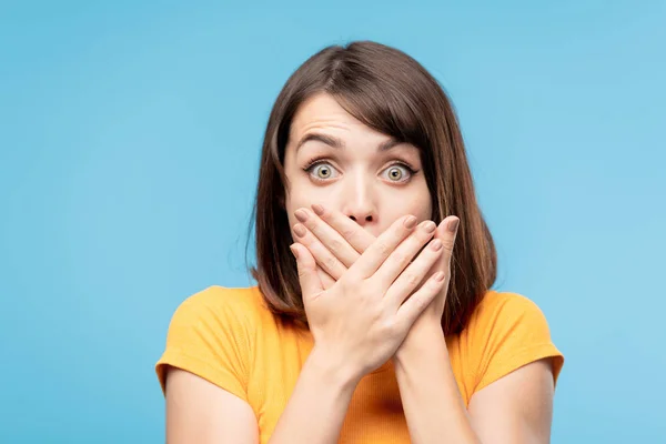 Young Astonished Shocked Female Dark Hair Covering Her Mouth Hands — Stock Photo, Image