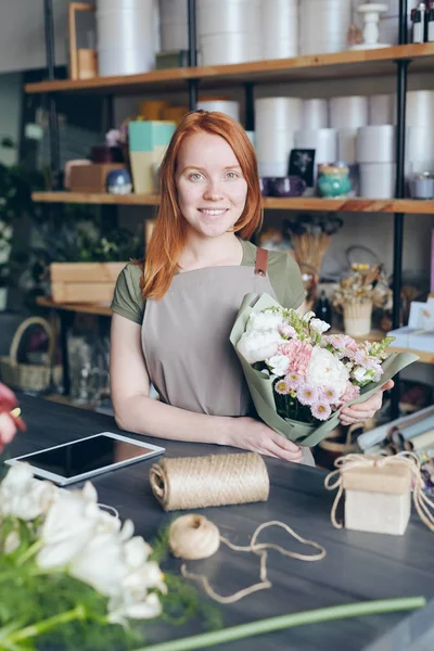 Retrato Hermosa Florista Femenina Sonriente Con Pelo Rojo Pie Mostrador — Foto de Stock