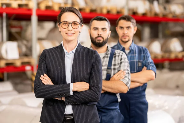 Tres Jóvenes Trabajadores Armados Cruzados Seguros Gran Fábrica Moderna Procesamiento — Foto de Stock