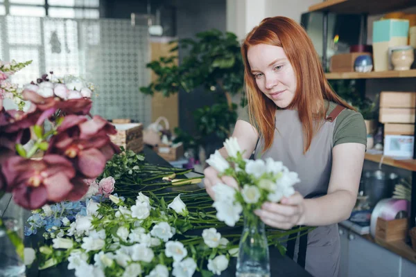 Contenido Florista Joven Delantal Pie Mostrador Con Montón Flores Creación — Foto de Stock