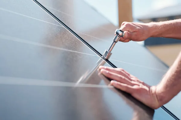 Mãos Mestre Contemporâneo Com Parafuso Ajustando Instalando Painéis Solares Telhado — Fotografia de Stock