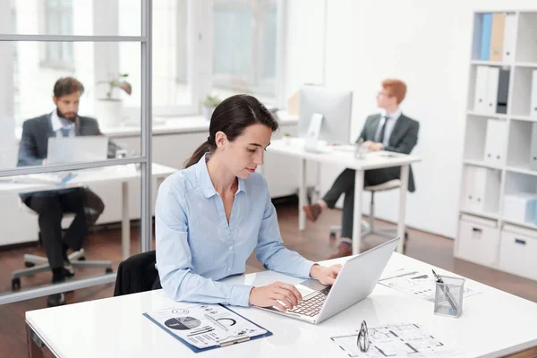 年轻女商人的肖像 使用笔记本电脑坐在办公桌上的办公室 复制空间 — 图库照片