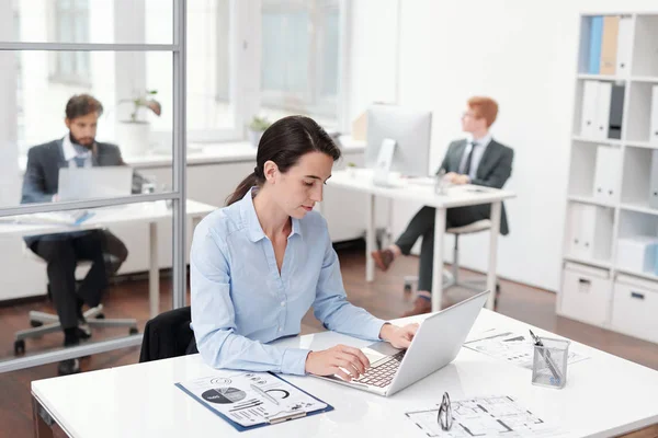 Retrato Jovem Empresária Usando Laptop Sentado Mesa Escritório Espaço Cópia — Fotografia de Stock