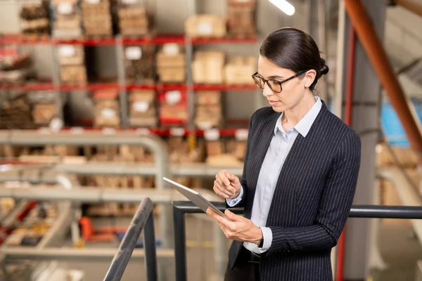 Joven Experto Gran Planta Industrial Desplazándose Tableta Mientras Navega Red — Foto de Stock