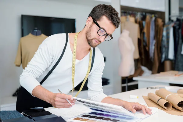 Joven Diseñador Masculino Moda Mirando Muestras Textiles Catálogo Eligiendo Las — Foto de Stock