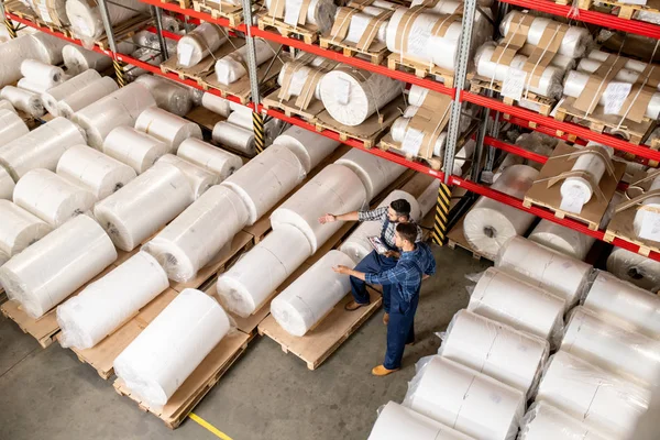 Dois Trabalhadores Armazém Grande Fábrica Que Tomam Decisão Sobre Que — Fotografia de Stock