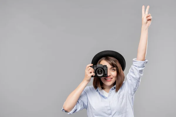 Young Woman Smart Casualwear Showing Peace Gesture While Taking Photo — Stock Photo, Image