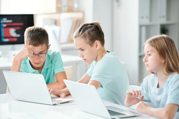 Söt Skolbarn Sitter Vid Skrivbordet Klassrummet Medan Arbetar Över Enskilda — Stockfoto