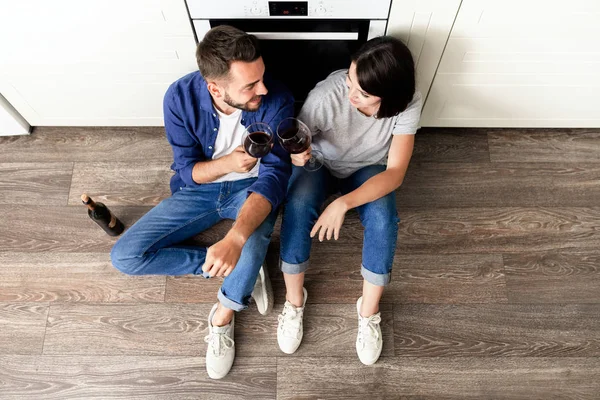 Direkt Über Der Ansicht Positiver Schönes Paar Jeans Sitzt Auf — Stockfoto