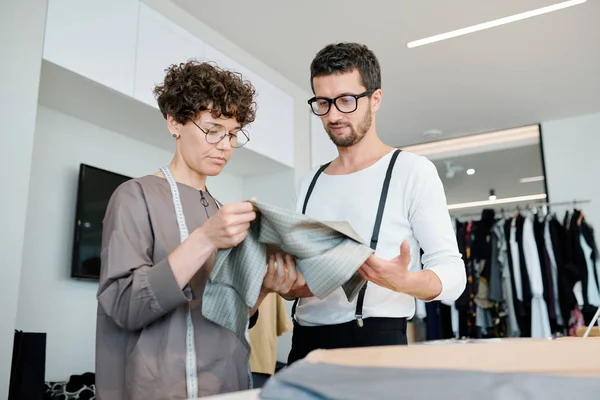 Yeni Moda Koleksiyonu Için Tekstil Seçerken Atölyede Duran Genç Erkek — Stok fotoğraf