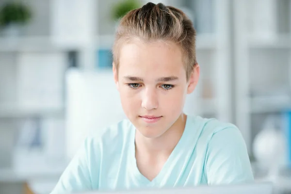 Söt Middle School Boy Koncentrera Sig Enskilda Arbete Samtidigt Som — Stockfoto