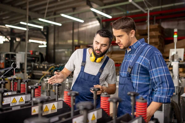 Bärtiger Ingenieur Erklärt Kollegen Die Arbeitsprinzipien Neuer Verarbeitungsanlagen Die Die — Stockfoto