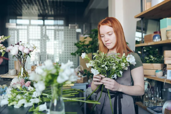 Skoncentrowany Młody Kwiat Storekeeper Fartuch Stojący Licznik Kwiatami Dokonywania Przetargu — Zdjęcie stockowe