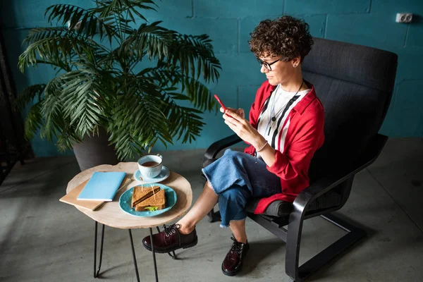 Jovem Sexo Feminino Elegante Casualwear Sentado Poltrona Café Fotografar Lanche — Fotografia de Stock