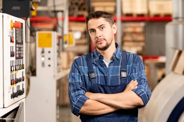 Νέος Γεμάτος Αυτοπεποίθηση Εργάτης Εργοστασίου Μηχανικός Διασχίζοντας Χέρια Του Στήθος — Φωτογραφία Αρχείου