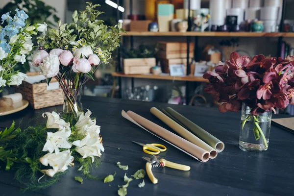 Primer Plano Flores Jarrones Tijeras Podar Tijeras Papeles Embalaje Laminados — Foto de Stock