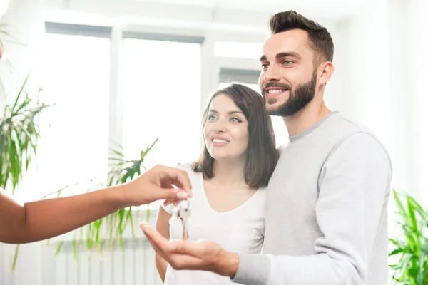 Alegre Hermosa Pareja Joven Trajes Casuales Pie Sala Luz Con —  Fotos de Stock