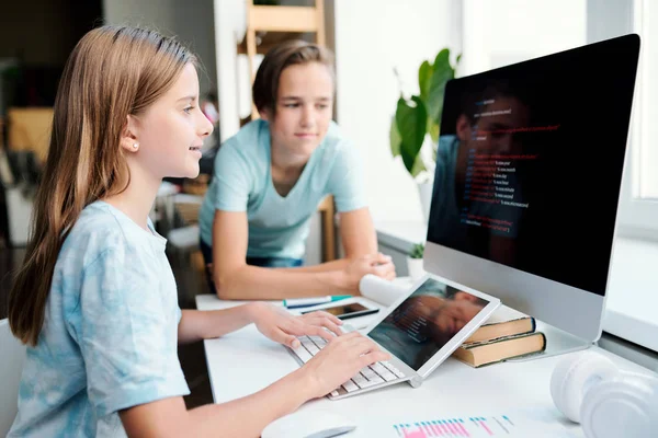 Menina Muito Jovem Digitando Teclado Desktop Computador Enquanto Olha Para — Fotografia de Stock