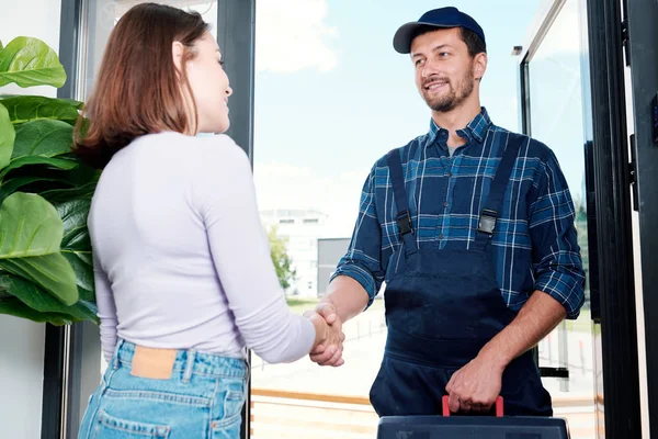 Feliz Joven Técnico Ropa Trabajo Estrechando Mano Ama Casa Mientras —  Fotos de Stock