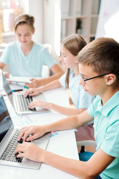 Twee Jongens Meisje Casualwear Zittend Bureau Voor Laptops Tijdens Het — Stockfoto