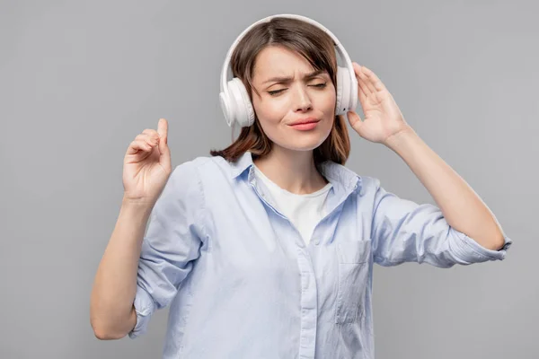 Joven Morena Hembra Auriculares Disfrutando Música Favorita Mientras Posa Aislamiento — Foto de Stock