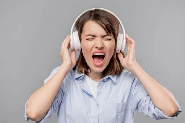 Wściekły Młoda Kobieta Słuchawkach Krzyczeć Głośno Podczas Śpiewania Piosenki Lub — Zdjęcie stockowe