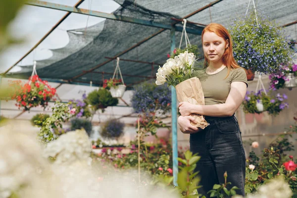 Pensive Aantrekkelijke Jonge Roodharige Vrouw Casual Kleding Houden Bloemen Kraft — Stockfoto