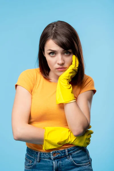 Mujer Joven Enferma Molesta Con Guantes Goma Amarilla Camiseta Mirándote —  Fotos de Stock