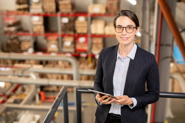 Pretty Young Säker Affärskvinna Formalwear Använda Tablet För Att Söka — Stockfoto