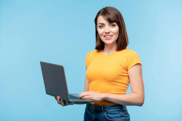 Młoda Udana Studentka Lub Biznesmen Patrzy Ciebie Podczas Korzystania Laptopa — Zdjęcie stockowe