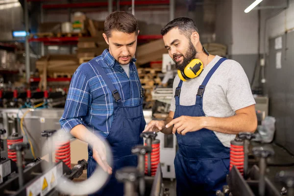 Två Fabriksarbetare Förklarar Sin Kollega Hur Man Använder Industriell Utrustning — Stockfoto