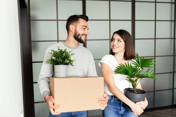 Feliz Pareja Joven Trajes Casuales Emocionados Por Moverse Pie Habitación —  Fotos de Stock