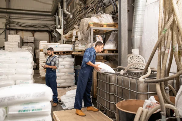 Trabalhadores Jovens Grande Fábrica Moderna Espalhando Grãos Polímero Enorme Recipiente — Fotografia de Stock