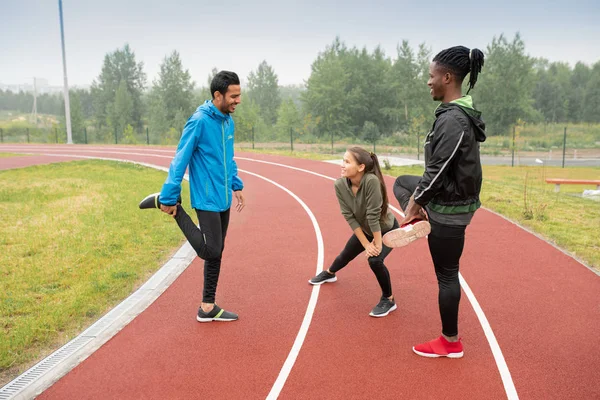 Grupo Jovens Atletas Interculturais Fazendo Exercícios Wam Pistas Corrida Enquanto — Fotografia de Stock