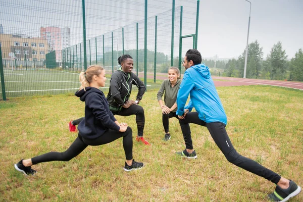 Groep Jonge Multiculturele Vriendelijke Mensen Doen Stretching Oefening Voor Benen — Stockfoto